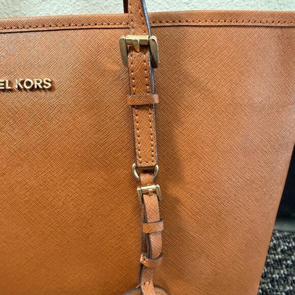 Michael Kors Jet Set Tote Womens Handbag Purse Brown Saffiano Gold Accents - Picture 3 of 15